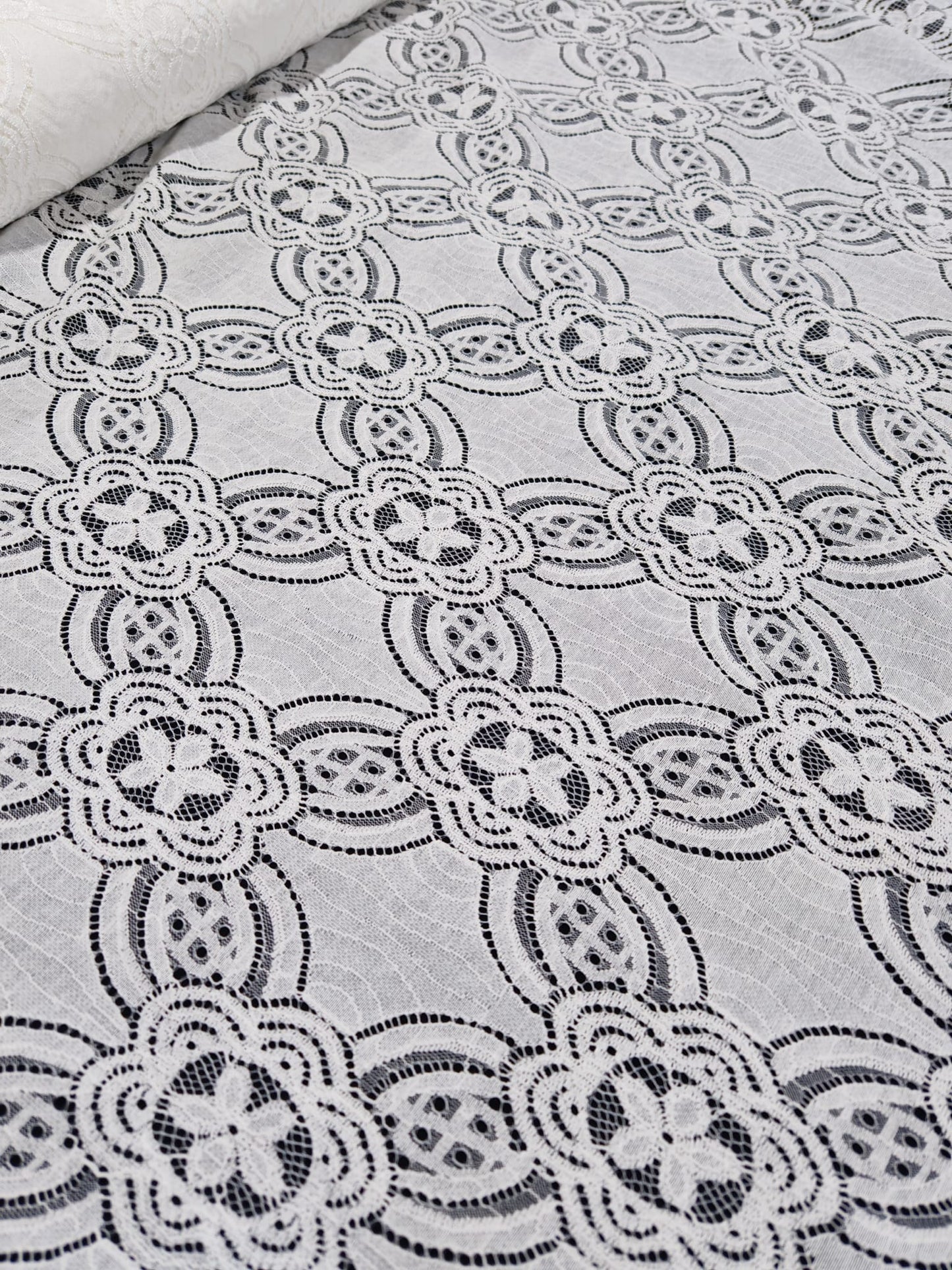 Dantelă albă cu model floral
